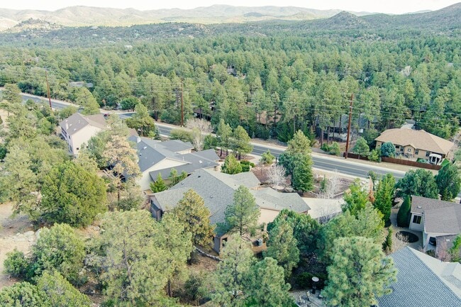 Building Photo - 4 Bedroom, 2 Bathroom Home in Timber Ridge