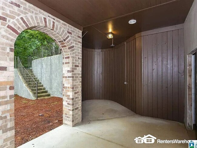 Building Photo - Remarkable 5 bedroom 6 bathroom estate loaded with charm