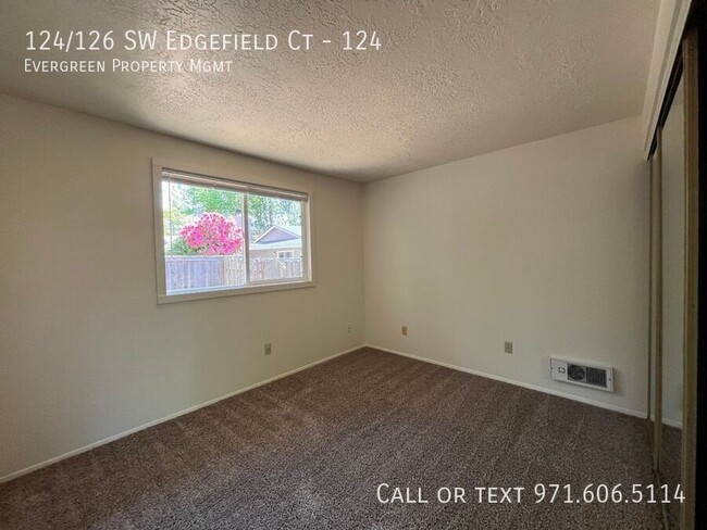 Building Photo - 124/126 SW Edgefield Ct-124