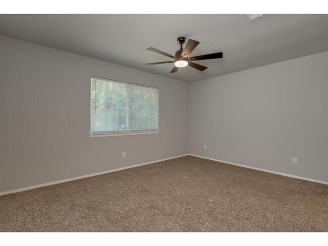 Building Photo - 606 Elderberry Cove