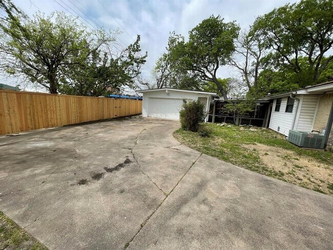 Building Photo - 1008 Wake Dr