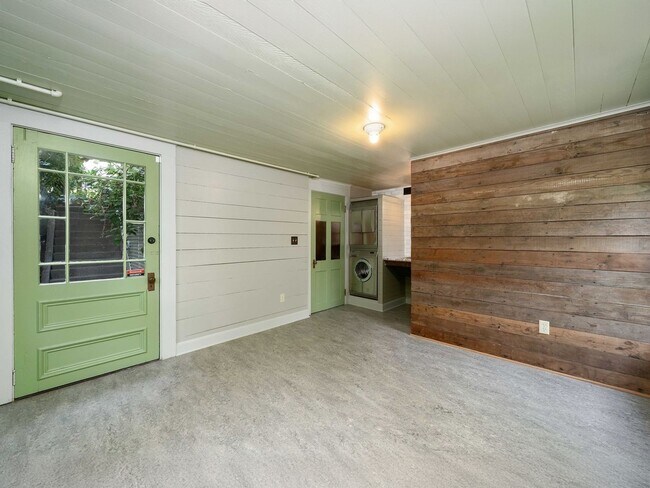 Building Photo - Gorgeous Victorian Home Ready to Rent! Hug...