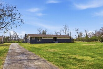 Building Photo - Charming 3-Bed Oasis with Scenic Waterfront Views and Pool 15 minutes from Downtown Nashville