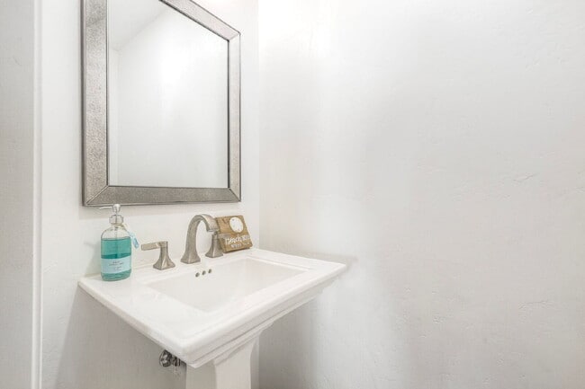 Building Photo - "Charming Coastal Retreat: 3-Bedroom Sanctuary on Agate Street, San Diego"