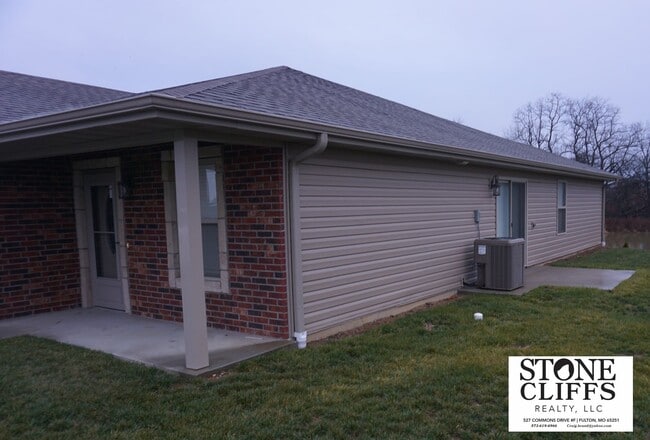 Building Photo - 3 bed / 2 Bath / 1 Car Garage
