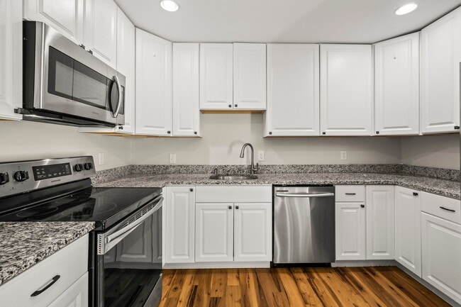 Building Photo - 2520 Glenmore Ct