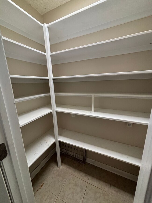 Building Photo - Space, Privacy & Flexibility – All in One Stunning Property