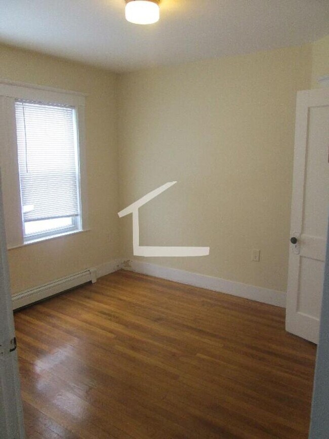 Building Photo - 9/1 No Fee! Spacious 3BR near Oak Sq, BC, w/d in unit!