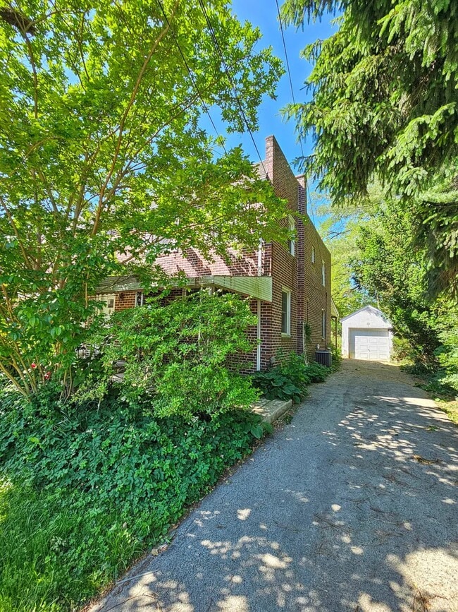 Building Photo - 738 E Railroad Ave