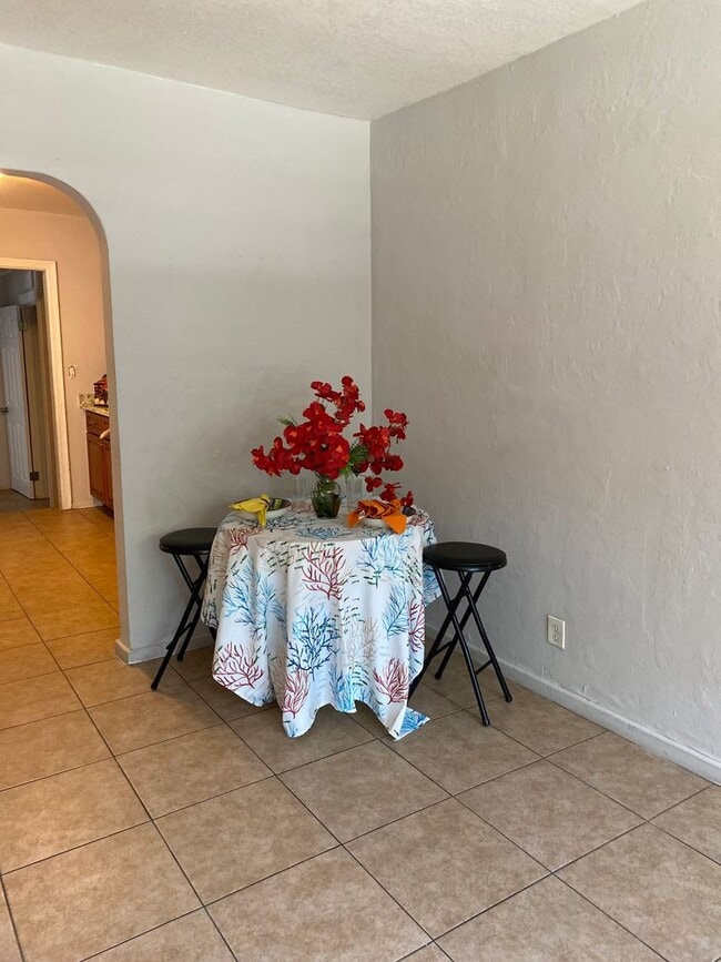 Building Photo - Humble Two Bedroom Duplex Unit