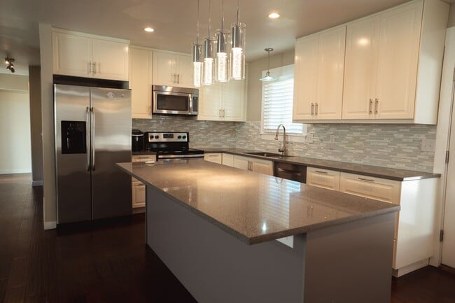 Building Photo - Gorgeous Family Home on Cul-de-Sac