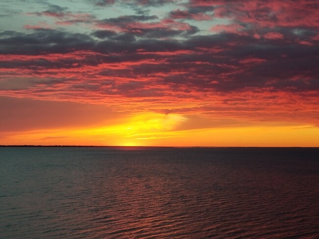 Building Photo - Stylish Condo in Waterfront Bayview Terrace – Updated Interiors, In-Unit Washer/Dryer, Access to ...