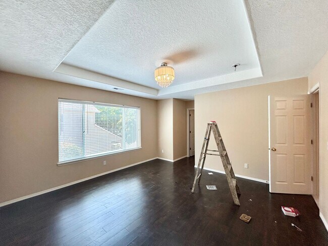 Building Photo - Spacious 4 Bed, 2.5 Bath House
