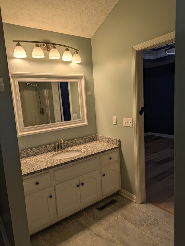 Building Photo - 3 bedroom 1 bath home with a basement and garage!