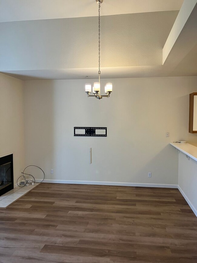 Building Photo - Updated 2 Bedroom, 2 Bath Condo in Gated C...