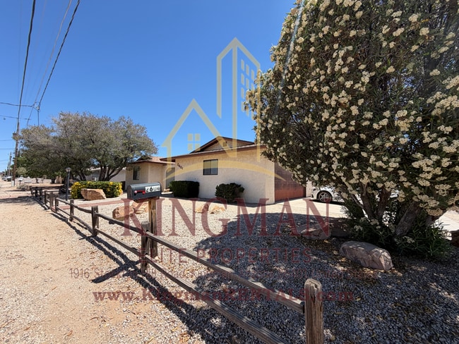 Building Photo - 3 Bedroom / 2 Bath Home with Courtyard Entry, Fireplace & Spacious Backyard
