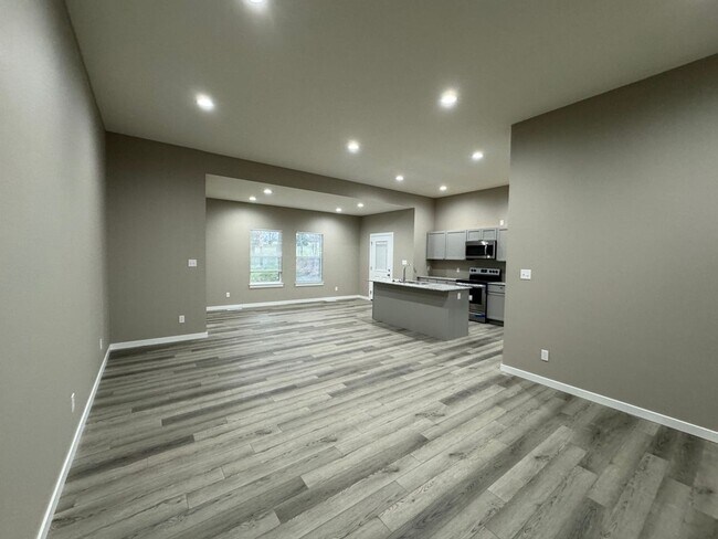 Building Photo - Newer 4 Bedrooms/2 Baths/Oversized 2 Car Garage Home Coming Available!