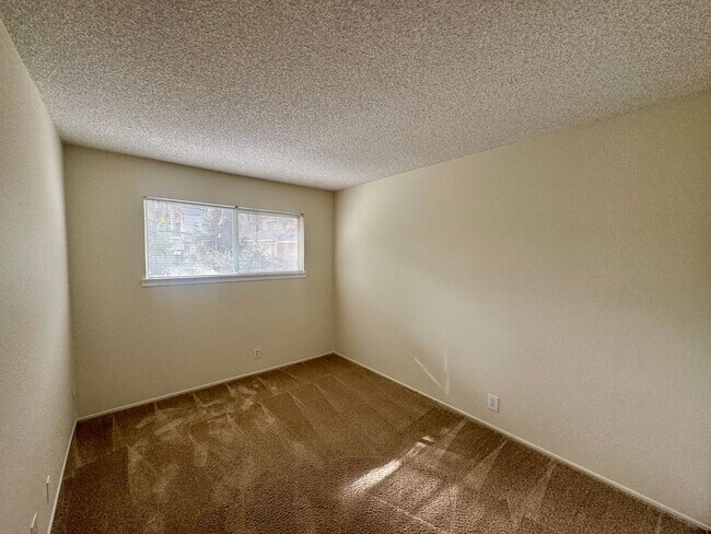 Building Photo - Nice Two-Story Unit with Attached Garage a...