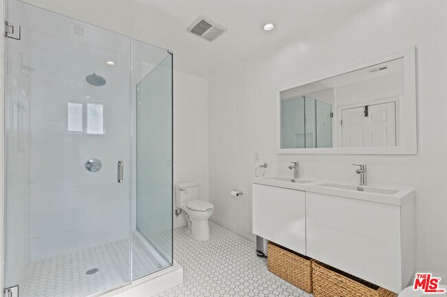 Building Photo - 15153 La Maida St