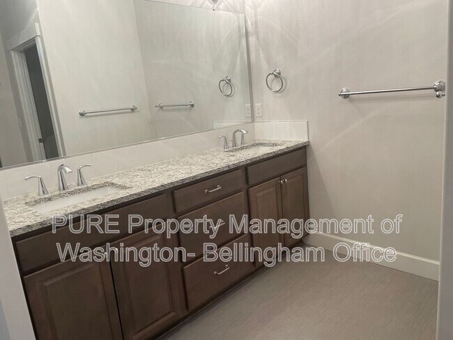 Building Photo - 1365 Wds Pt Lp