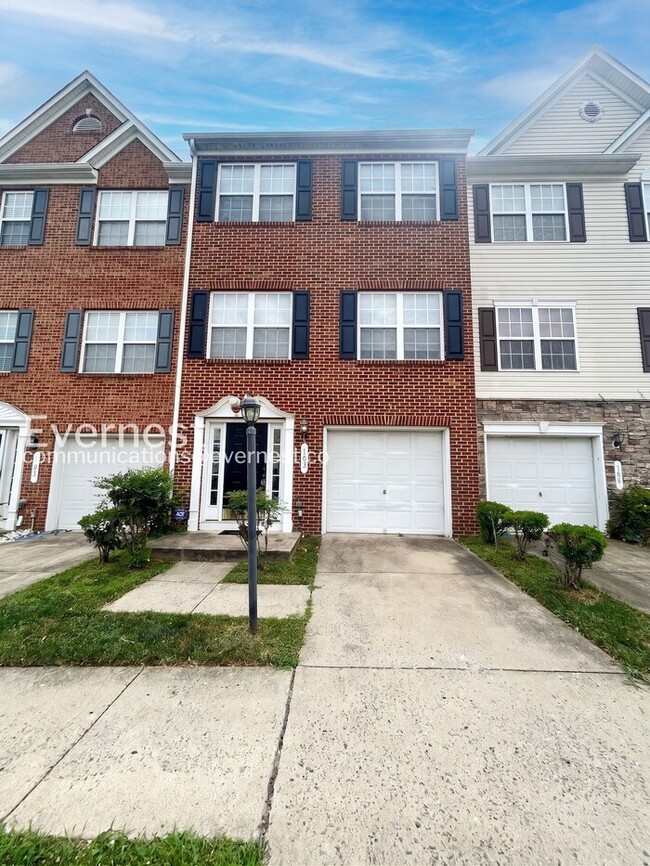 Building Photo - 3 Bed/3 Bath Townhome with Fenced Yard and Garage / Available Soon!