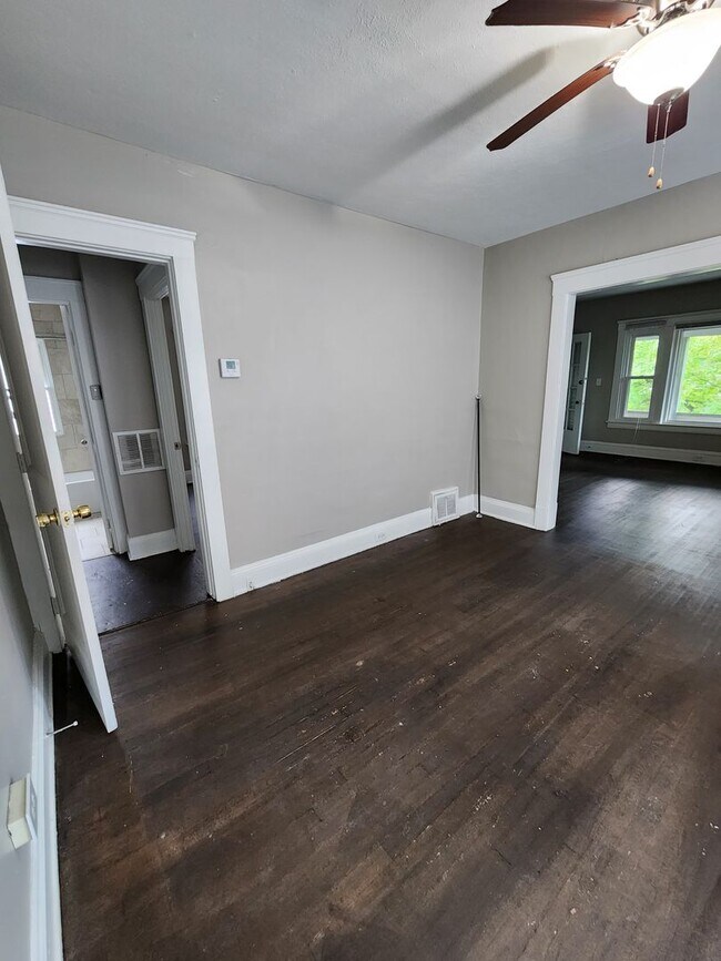 Building Photo - Spacious 2 Bedroom Available