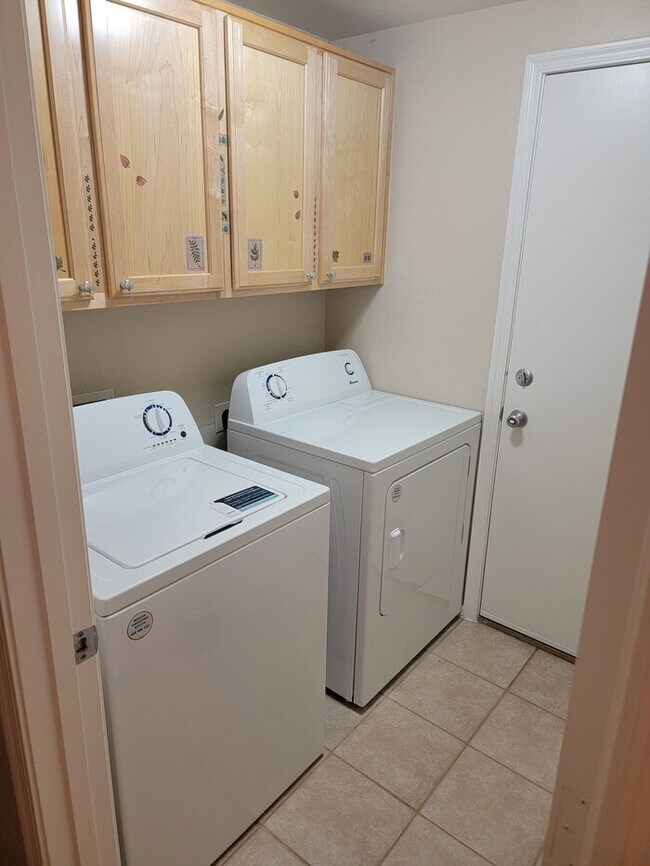 Building Photo - Spectacular 3-bedroom, 2.5 bathroom home F...