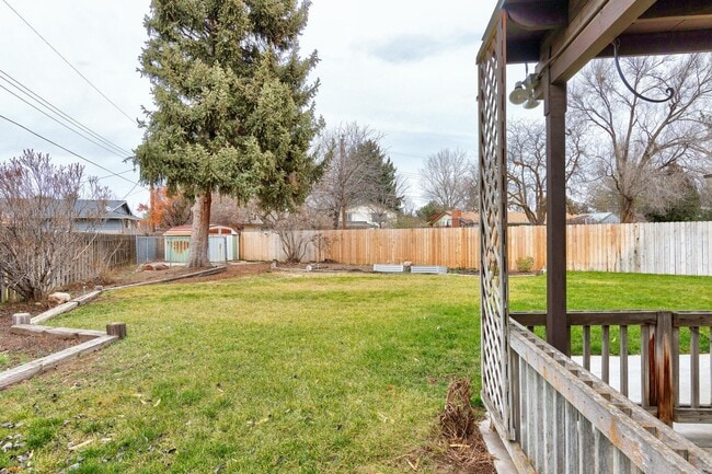 Building Photo - Charming Residence in a Prime Location 3bed/2bath