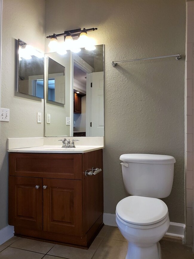 Building Photo - 3 bedroom townhome in gated community with...