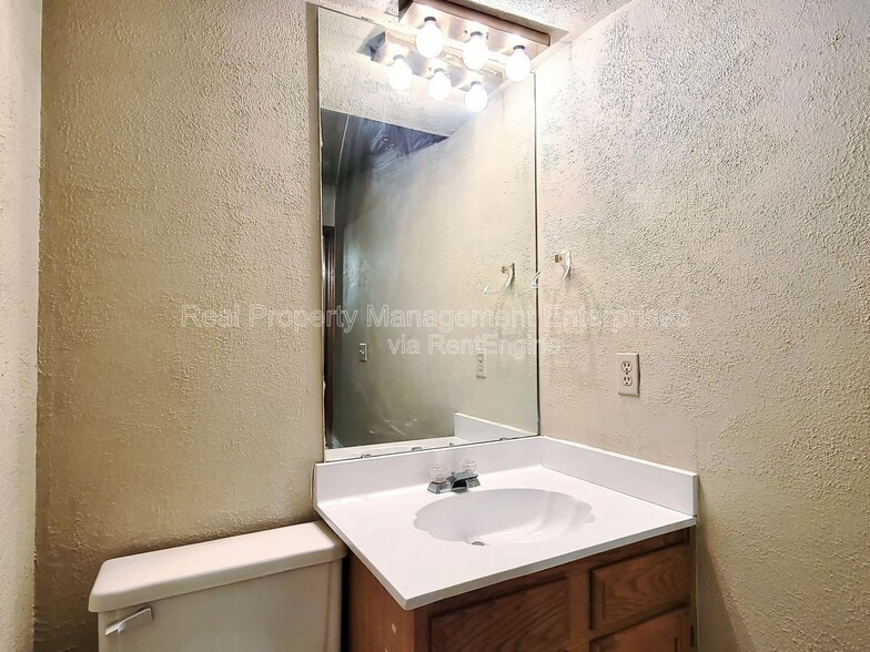 Building Photo - 14011 Fairhill Ave