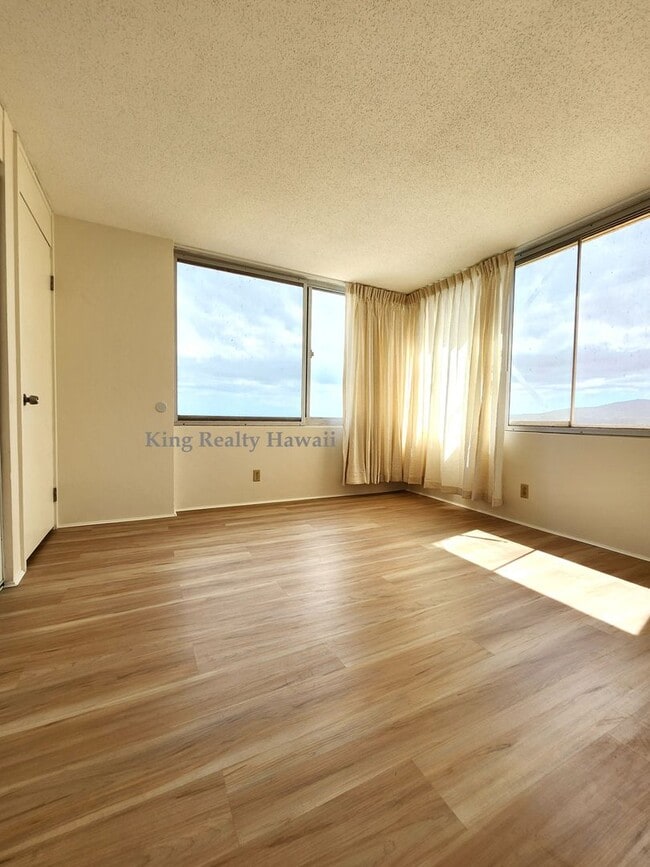 Building Photo - **Upgraded 1 br / 1ba Great Views,W/D in u...