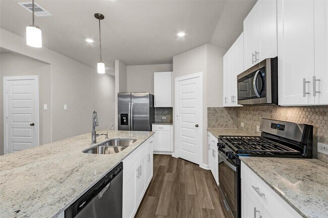 Building Photo - 38710 Yellowstone Dr