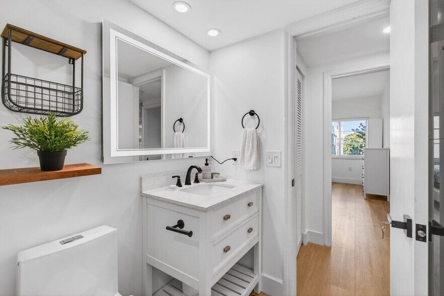 Building Photo - 50 SW 3rd Ave