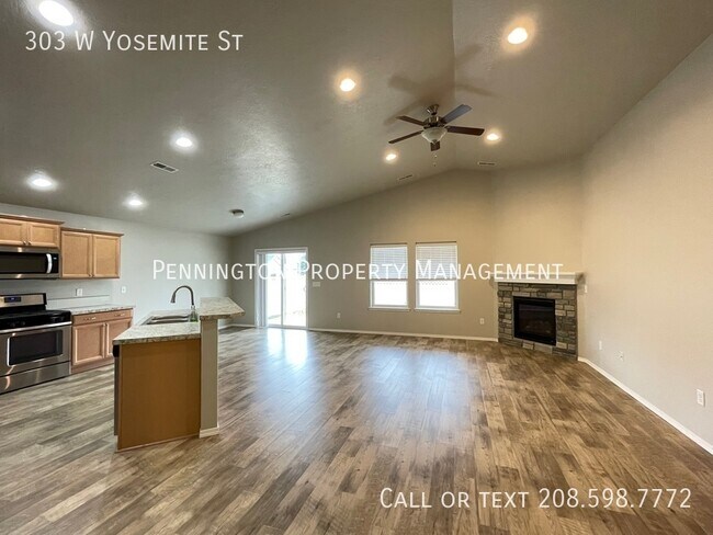 Building Photo - 303 W Yosemite St