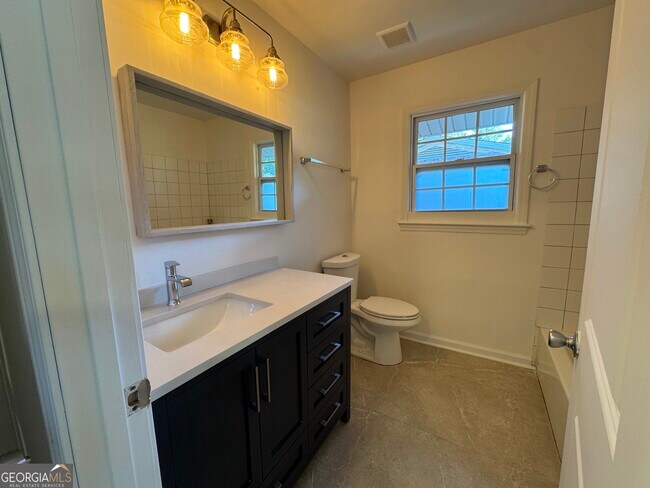 Building Photo - 995 Fleetwood Cir SW