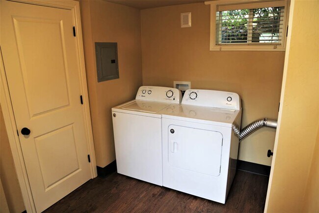 Building Photo - 685SEVera