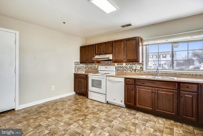 Building Photo - 1670 Brooksquare Dr
