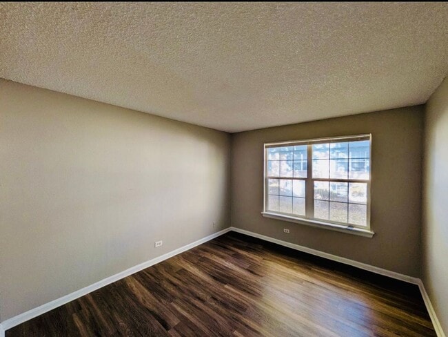 Building Photo - 3 Bedroom 1.5 Bathroom Townhome