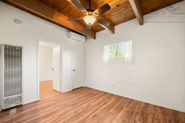 Building Photo - Rustic Santa Fe Charm on Kathryn Ave.