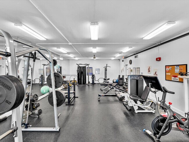 Building Photo - 2655 Collins Ave