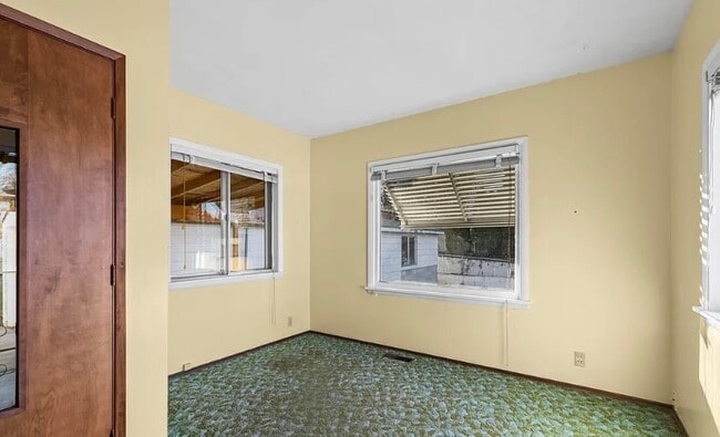 Building Photo - Move in ready