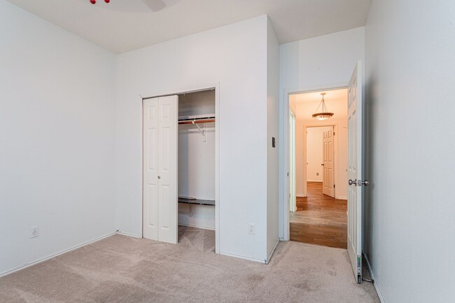 Building Photo - 1235 Blackthorn Dr