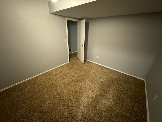 Building Photo - SPACIOUS DUPLEX in Southeast Springfield w...