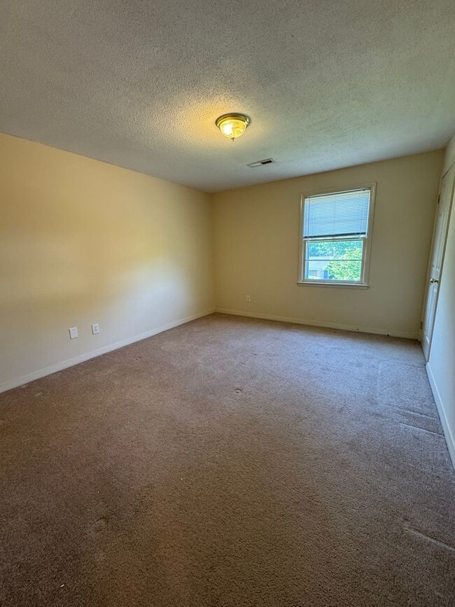 Building Photo - Spacious 2 Bed, 1.5 Bath Apartment in Prim...