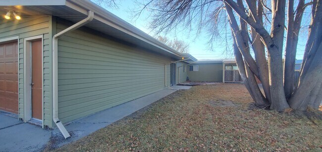 Building Photo - 805 1/2-920 1/2 Crist Dr