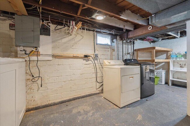 Building Photo - 751 Holmes Rd