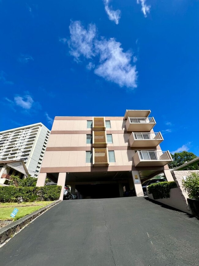 Building Photo - Spacious 1Bed 1Bath 1Parking Stall With Lanai & Den