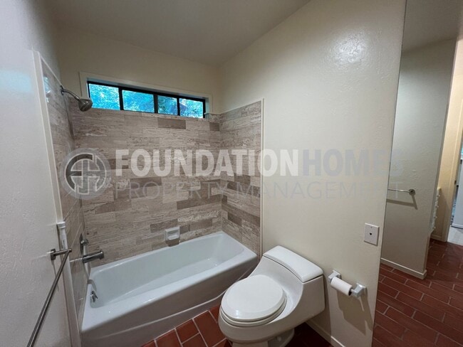Building Photo - Picturesque 1BR/1BA Ross Cottage!  A/C! Al...