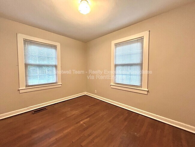 Building Photo - 4403 Cypress Ln SW