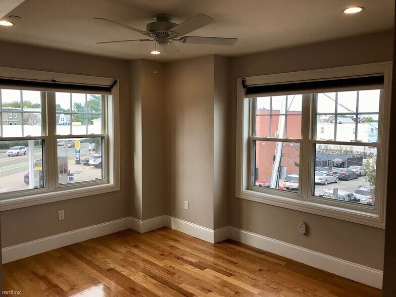 Building Photo - 563 Broadway